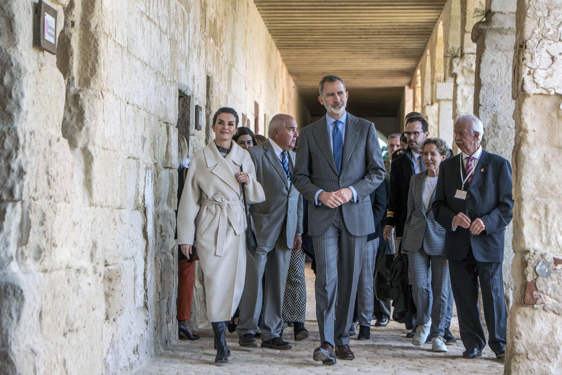 Los reyes Felipe y Letizia visitan la Isla del Rey de MahÃ³n