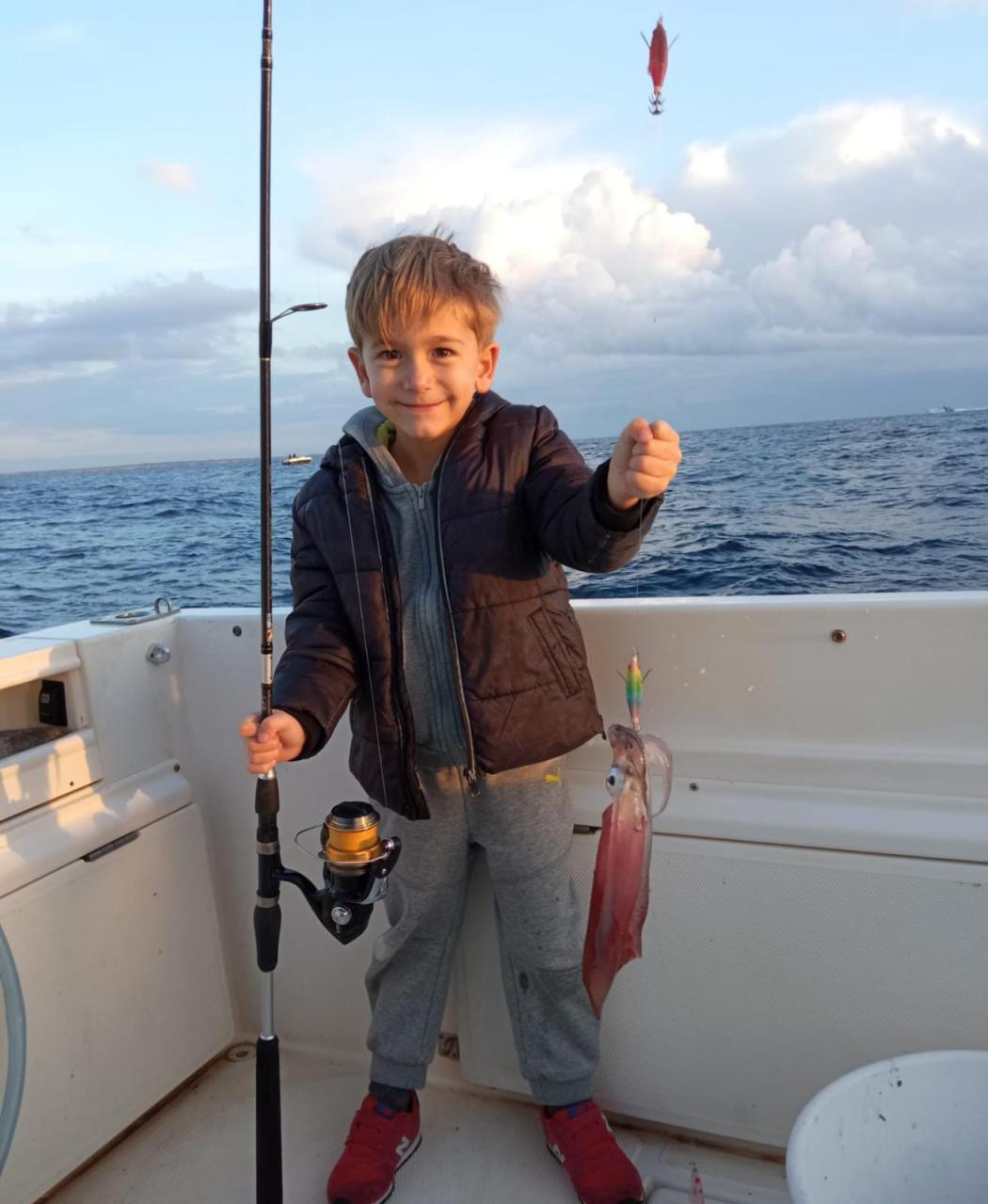 CIUTADELLA - PESCA - LA AFICION DE IR DE CALAMARES.En plena temporada, el Club NÃ¡utico de Ciutadella celebrÃ³ el sÃ¡bado un nuevo campeonato de pesca recreativa, en busca de este cefalÃ³podo que prefiere agua frÃ­a e implica ir mar adentro.