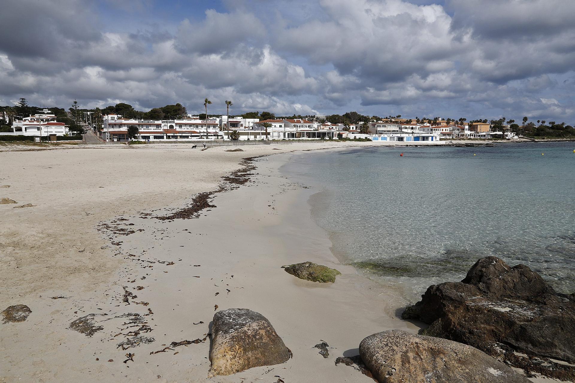 SANT LLUIS. ENERGIA. El cable de Punta Prima, pendiente todavÃ­a de soterrar un aÃ±o despuÃ©s. TelefÃ³nica afirma que ha avanzado con los permisos, pero aÃºn no hay fecha para los trabajos
