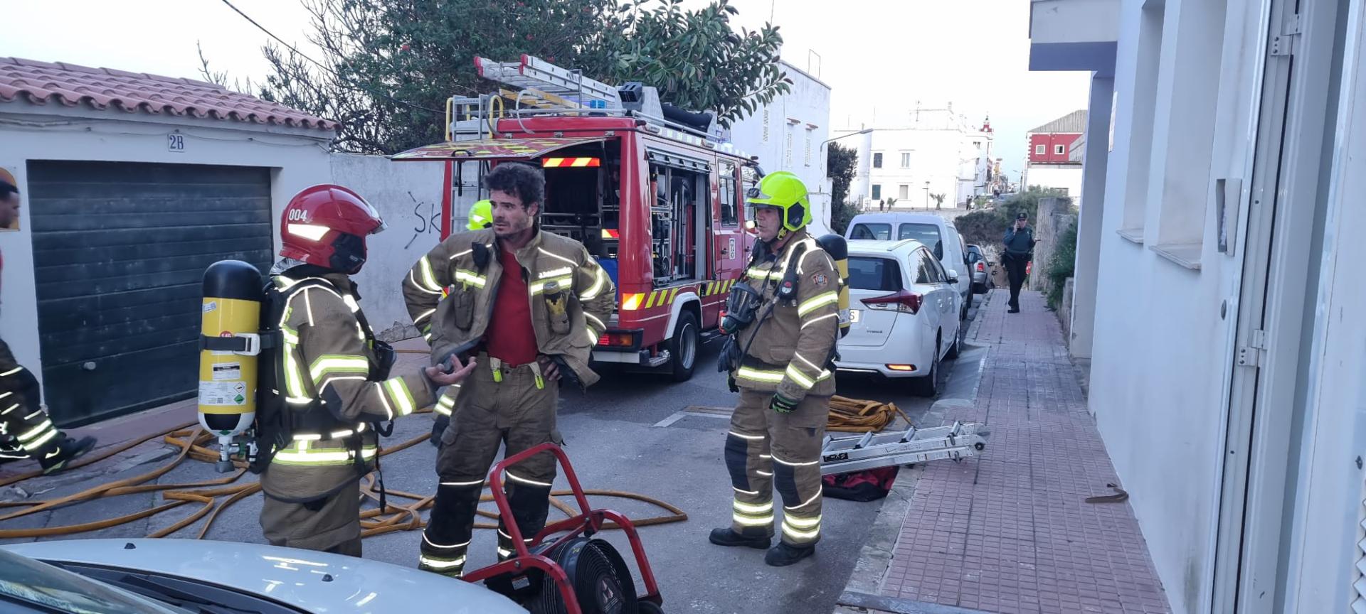 Los bomberos acuden a sofocar un fuego eléctrico declarado en la cocina de un dúplex en la calle Sant Cristófol de Es Castell