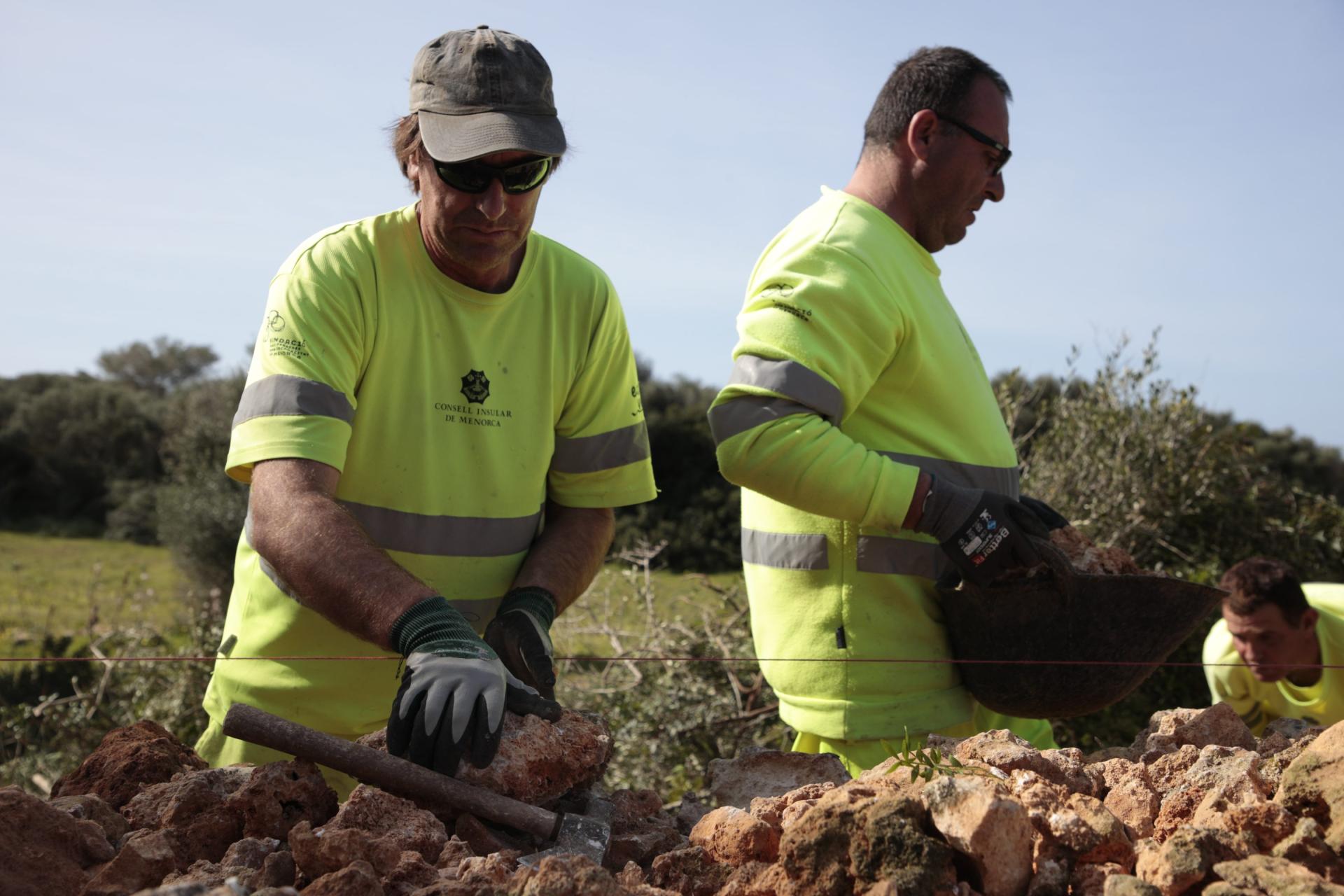 MENORCA. TRABAJO. InclusiÃ³n laboral y conservaciÃ³n en el CamÃ­ de Cavalls. La FundaciÃ³ per a Persones amb Discapacitat llevarÃ¡ a cabo el mantenimiento del GR-223 dos aÃ±os mÃ¡s por un millÃ³n de euros