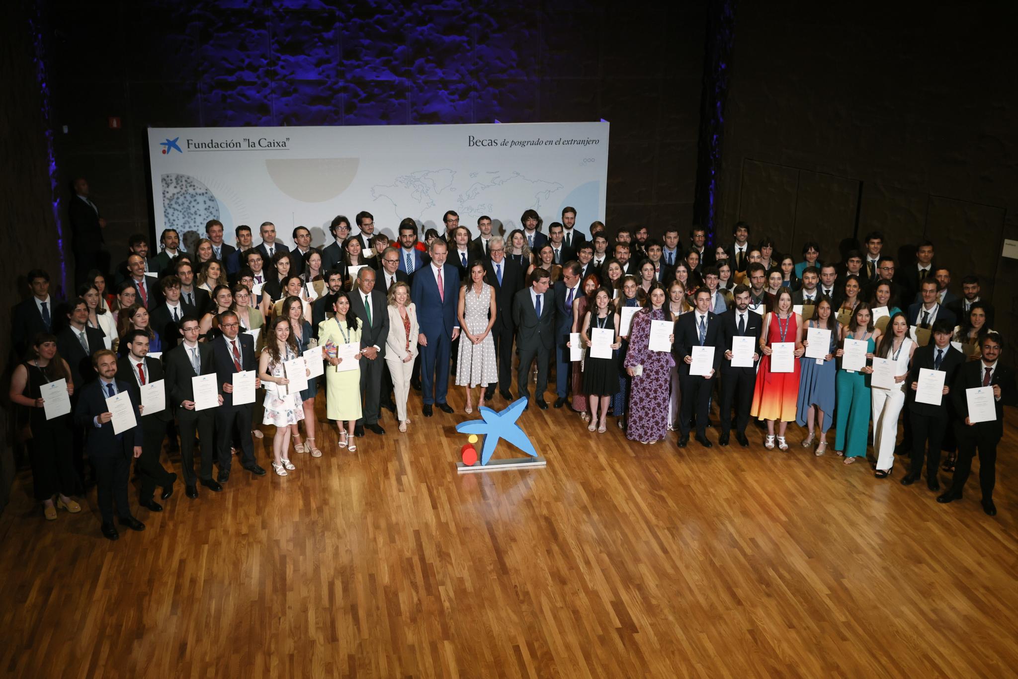 Los reyes Felipe y Letizia presiden la ceremonia de entrega de las becas postgrado de la FundaciÃ³n La Caixa