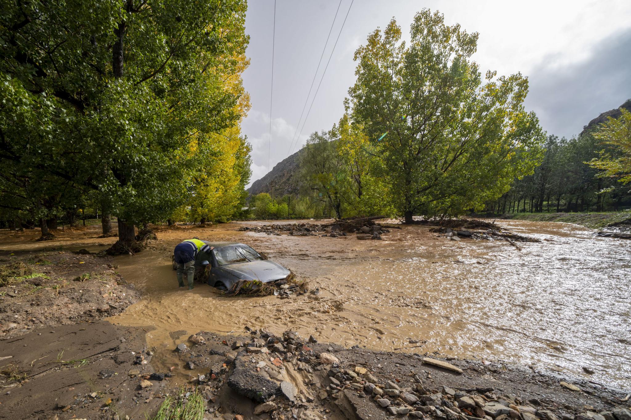 La dana se ceba en Teruel con desalojos puntuales, inundaciones y cortes viarios