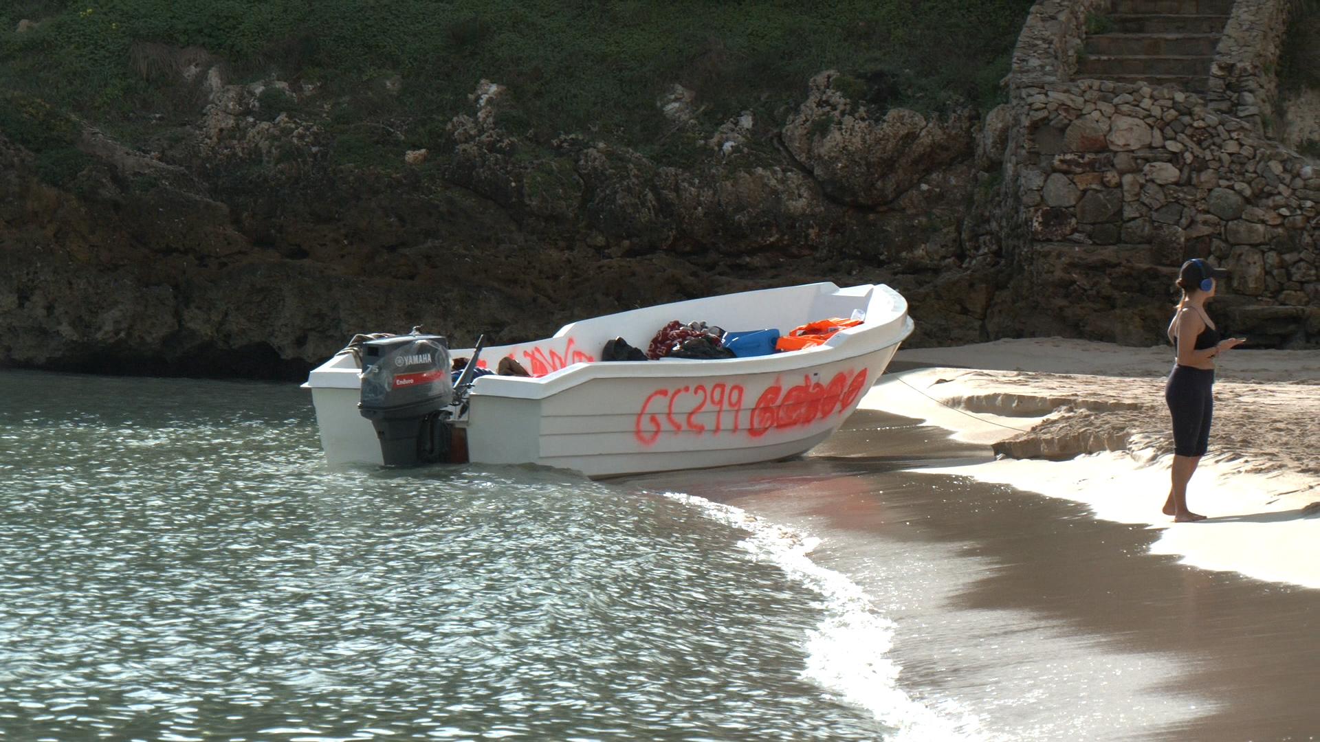 PORTOCOLOM. INMIGRACION. Nueva oleada de pateras a la costa balear: mÃ¡s de 200 personas en dos dÃ­as. Patera llegada a Cala Mar