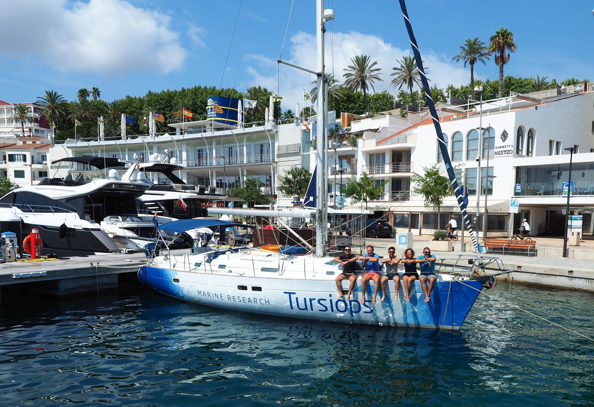 La tripulación de la Asociación Tursiops posa en la proa del «Irifi», velero en el que empredieron la expedición.