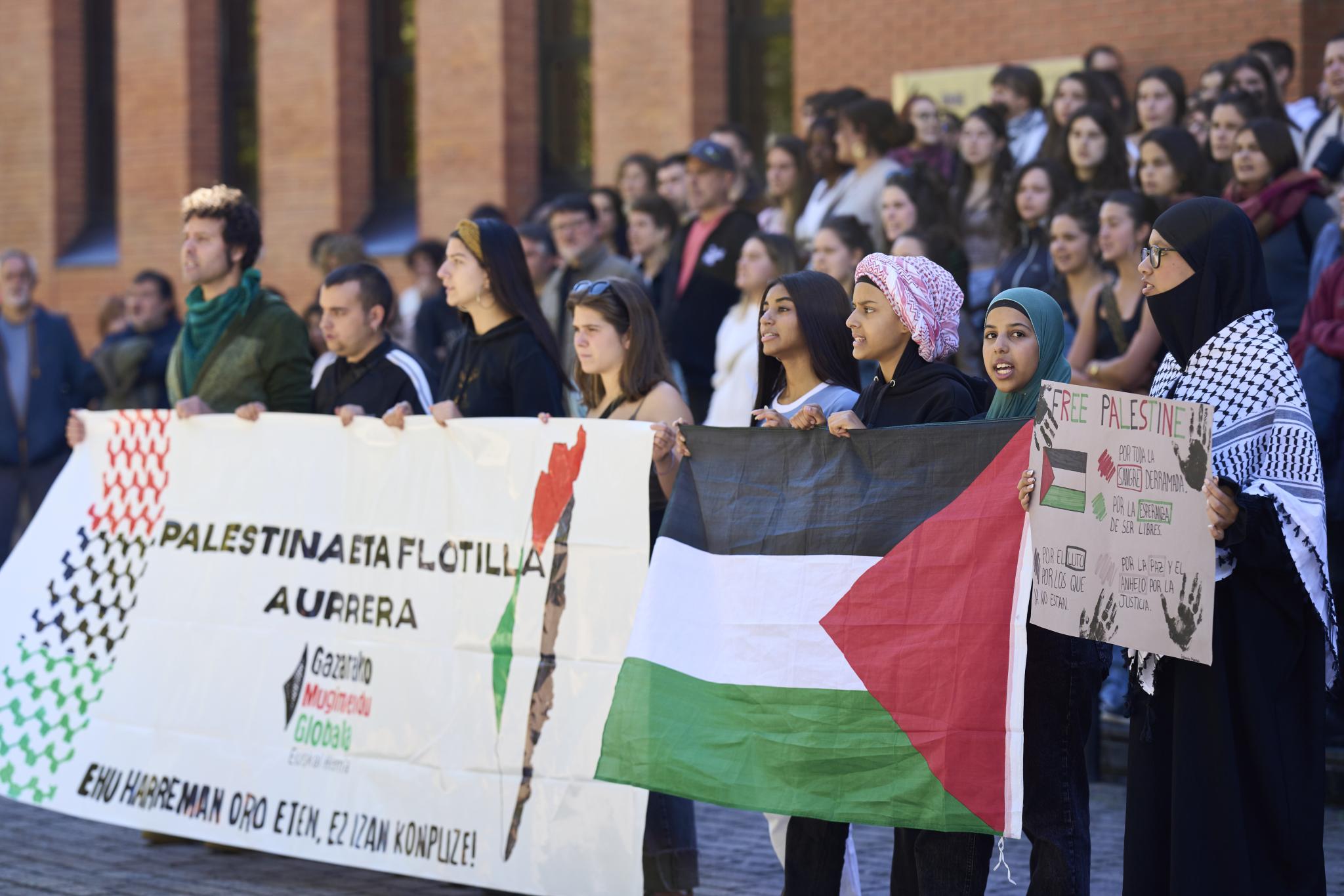 Centenares de jóvenes se manifiestan en Vitoria en apoyo al pueblo palestino