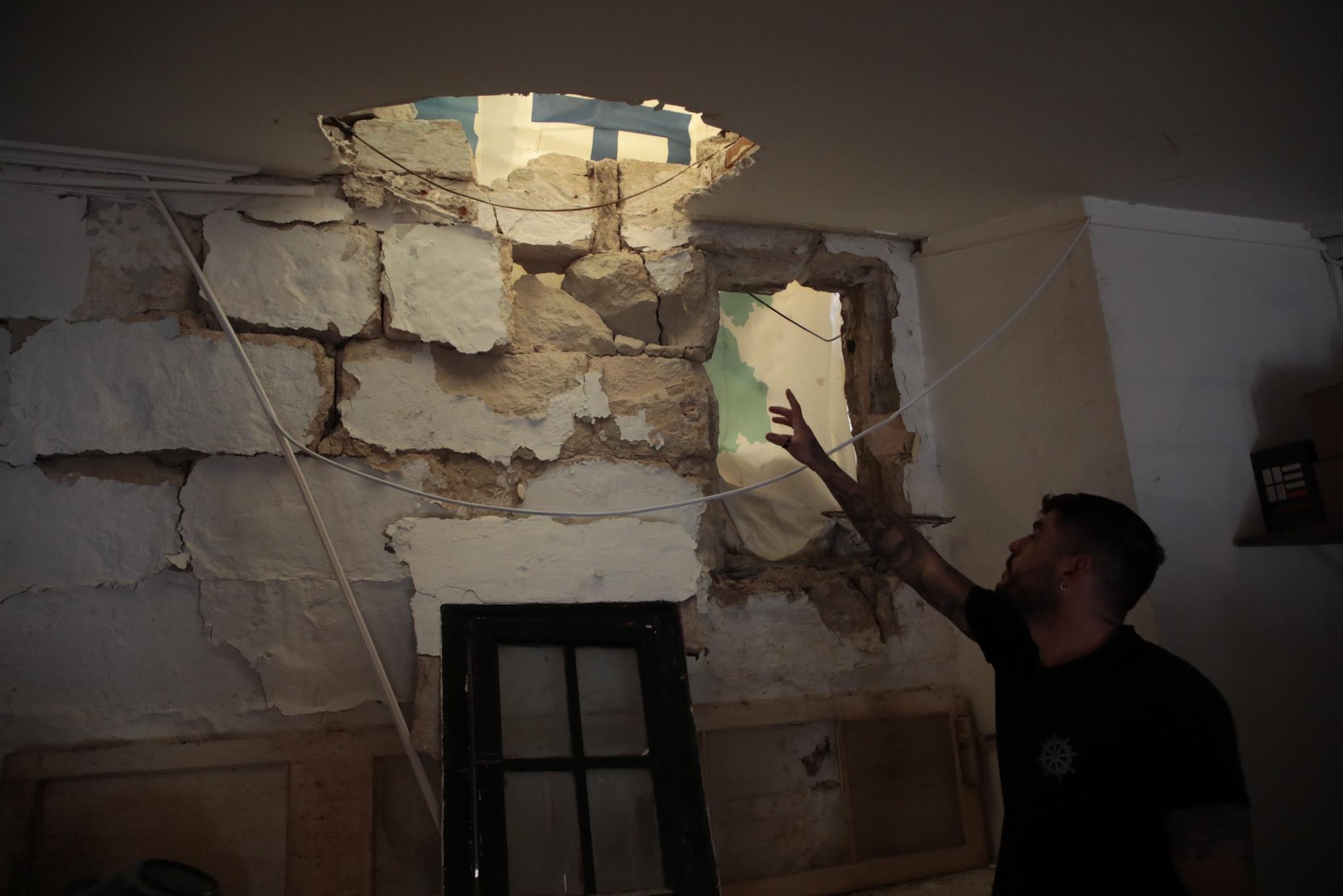 MAHON. DESPRENDIMIENTOS. Un particular descubre otra roca a punto de caer en el acantilado del puerto de MaÃ³. La piedra se dete